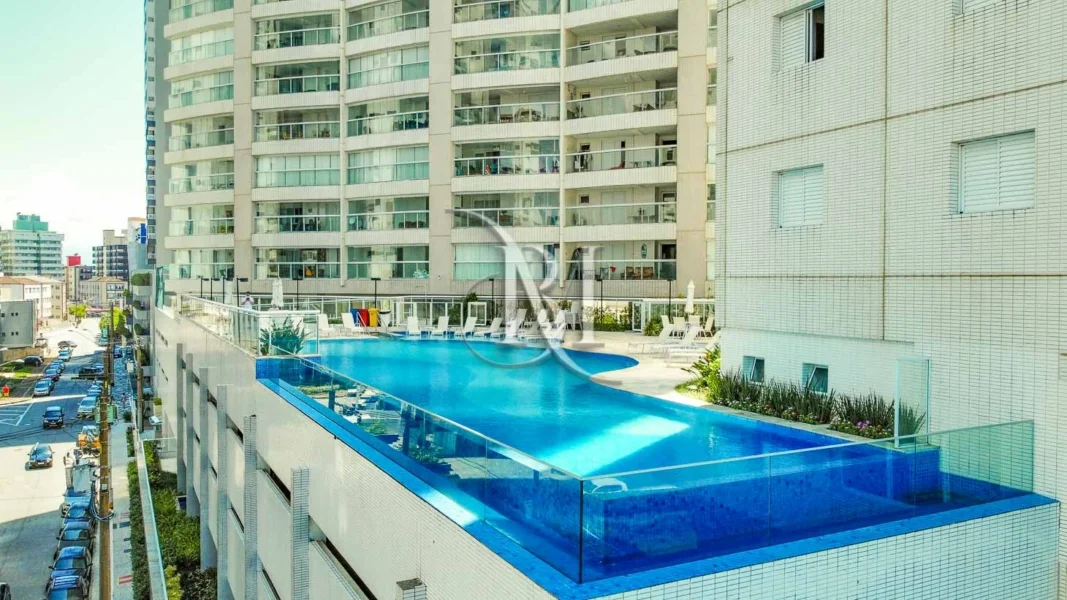 foto da piscina com borda infinita do condomínio Jardim Do Mar - Boqueirão, Praia Grande