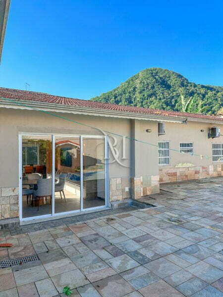 Casa à venda no Canto do Forte com piscina em Praia Grande