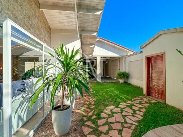 Casa à venda no Canto do Forte com piscina em Praia Grande Casa isolada 2 lotes, contendo 3 Suítes, Sala 3 ambientes, Lavabo, Piscina, Ampla área gourmet, Cozinha com despensa e Garagem para aproximadamente 5 carros