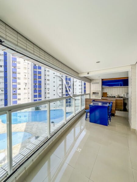 Invista em qualidade de vida e conforto com este incrível apartamento à venda no Residencial Jardim do Mar, Boqueirão, Praia Grande/SP. Contendo 3 dormitórios, sendo 2 suítes, oferece 101,42 metros quadrados de área útil, proporcionando o espaço perfeito para sua família. Desfrute de uma vista deslumbrante para o mar diretamente da sua nova casa, localizada em um prédio à beira-mar, proporcionando uma experiência única e relaxante. Além disso, este apartamento conta com 2 vagas de garagem para sua comodidade, garantindo praticidade no seu dia a dia. O valor deste investimento é de R$ 920.000,00, com uma taxa condominial de R$ 745,13 e IPTU de R$ 536,84. O Residencial Jardim do Mar oferece uma ampla área de lazer, equipada com comodidades dignas de um resort. Desfrute de momentos de diversão e relaxamento com uma quadra recreativa, family spaces com churrasqueira e piscina, salão de jogos adulto, lan house, espaço teen, solarium, piscina adulto com borda infinita, deck molhado, piscina infantil, espaço gourmet, playground, espaço fitness e brinquedoteca. Não perca a oportunidade de transformar seu estilo de vida. Adquira agora este incrível apartamento e viva em um verdadeiro paraíso à beira-mar. Agende sua visita e encante-se com cada detalhe deste imóvel exclusivo. Estamos ansiosos para recebê-lo no Residencial Jardim do Mar, o lugar perfeito para chamar de lar.