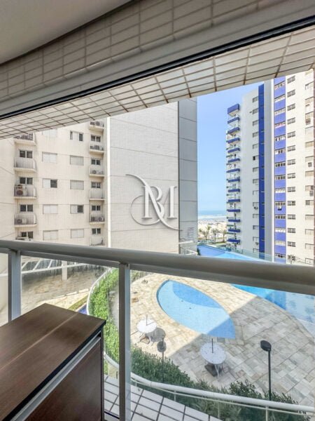 Invista em qualidade de vida e conforto com este incrível apartamento à venda no Residencial Jardim do Mar, Boqueirão, Praia Grande/SP. Contendo 3 dormitórios, sendo 2 suítes, oferece 101,42 metros quadrados de área útil, proporcionando o espaço perfeito para sua família. Desfrute de uma vista deslumbrante para o mar diretamente da sua nova casa, localizada em um prédio à beira-mar, proporcionando uma experiência única e relaxante. Além disso, este apartamento conta com 2 vagas de garagem para sua comodidade, garantindo praticidade no seu dia a dia. O valor deste investimento é de R$ 920.000,00, com uma taxa condominial de R$ 745,13 e IPTU de R$ 536,84. O Residencial Jardim do Mar oferece uma ampla área de lazer, equipada com comodidades dignas de um resort. Desfrute de momentos de diversão e relaxamento com uma quadra recreativa, family spaces com churrasqueira e piscina, salão de jogos adulto, lan house, espaço teen, solarium, piscina adulto com borda infinita, deck molhado, piscina infantil, espaço gourmet, playground, espaço fitness e brinquedoteca. Não perca a oportunidade de transformar seu estilo de vida. Adquira agora este incrível apartamento e viva em um verdadeiro paraíso à beira-mar. Agende sua visita e encante-se com cada detalhe deste imóvel exclusivo. Estamos ansiosos para recebê-lo no Residencial Jardim do Mar, o lugar perfeito para chamar de lar.