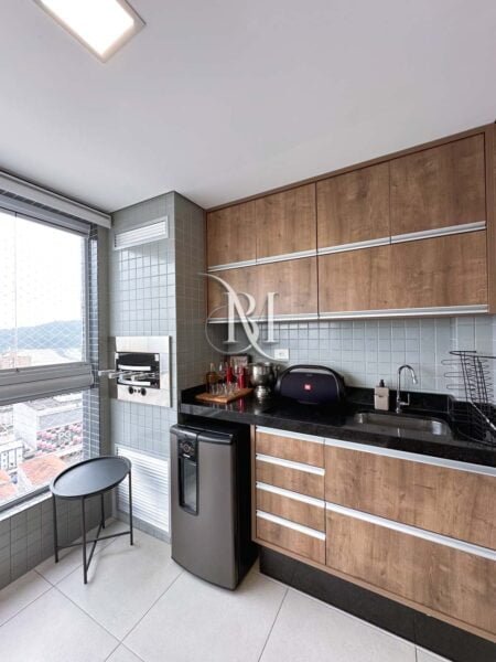 Apartamento de 2 dormitórios à venda no Residencial Piemax, Boqueirão, Praia Grande/SP, a apenas 150 metros da praia. Totalmente mobiliado, com varanda gourmet e vista para o mar. Proximidade do Carrefour, McDonald's (Avenida Costa e Silva) e uma gama de comodidades. Lazer completo, acessibilidade e sustentabilidade. Agende sua visita e viva com conforto, conveniência e estilo!