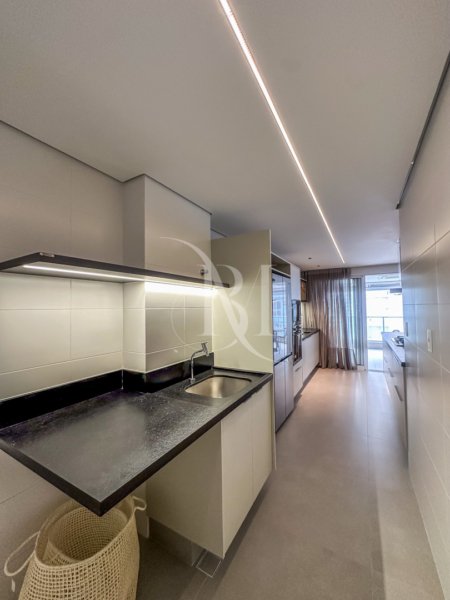 O Platinus Residence é um edifício frente mar no Canto do Forte, em Praia Grande, criado para quem exige mais do que localização — exige padrão. Os apartamentos oferecem 3 suítes, plantas amplas e ambientes bem resolvidos, com foco em conforto, vista privilegiada e uso inteligente dos espaços. O empreendimento entrega lazer completo, com piscina climatizada, academia, salão de festas, espaço gourmet, home theater, sala de jogos, área kids e áreas comuns sofisticadas. Um projeto pensado para morar ou investir em um dos endereços mais valorizados do litoral paulista, unindo exclusividade, qualidade construtiva e valorização imobiliária