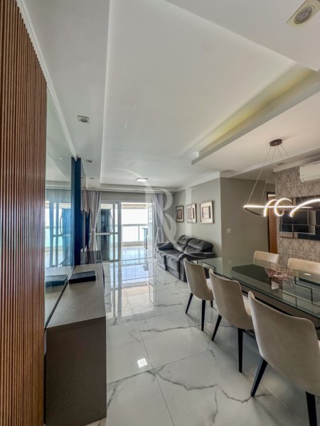 Apartamento à venda no Condomínio Jardim do Mar, no Boqueirão, Praia Grande/SP. Imóvel mobiliado com 111 m², 3 dormitórios sendo 2 suítes, sala ampla com dois ambientes, varanda gourmet integrada e vista frontal para o mar. Conta com 2 vagas de garagem e está inserido em residencial de alto padrão com lazer completo, localização privilegiada e excelente potencial de valorização.