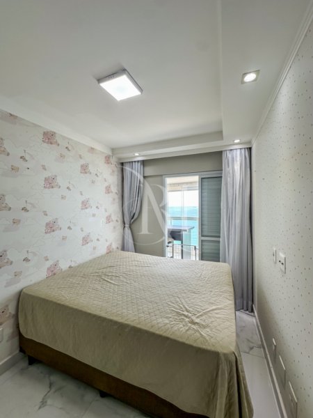 Apartamento à venda no Condomínio Jardim do Mar, no Boqueirão, Praia Grande/SP. Imóvel mobiliado com 111 m², 3 dormitórios sendo 2 suítes, sala ampla com dois ambientes, varanda gourmet integrada e vista frontal para o mar. Conta com 2 vagas de garagem e está inserido em residencial de alto padrão com lazer completo, localização privilegiada e excelente potencial de valorização.