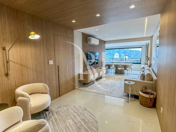 Apartamento à venda no Residencial Ascot, com 87,21 m², 2 dormitórios sendo 2 suítes, finamente decorado e mobiliado, varanda gourmet e vista para a rua. Localizado no Canto do Forte, em Praia Grande, região valorizada e próxima a toda a infraestrutura essencial.