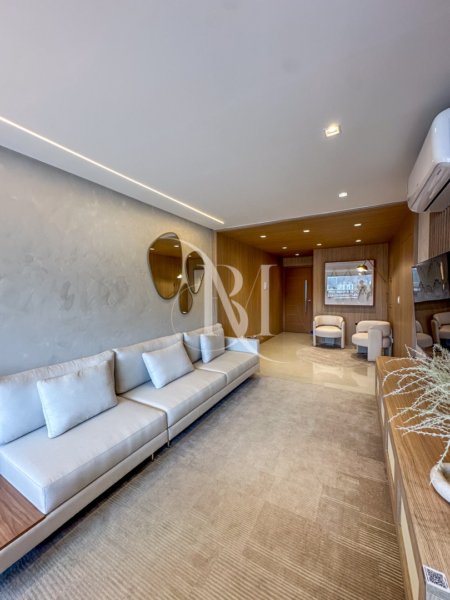 Apartamento à venda no Residencial Ascot, com 87,21 m², 2 dormitórios sendo 2 suítes, finamente decorado e mobiliado, varanda gourmet e vista para a rua. Localizado no Canto do Forte, em Praia Grande, região valorizada e próxima a toda a infraestrutura essencial.