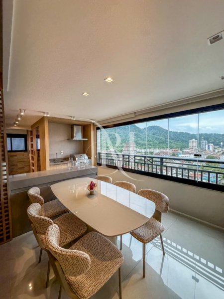 Apartamento à venda no Residencial Ascot, com 87,21 m², 2 dormitórios sendo 2 suítes, finamente decorado e mobiliado, varanda gourmet e vista para a rua. Localizado no Canto do Forte, em Praia Grande, região valorizada e próxima a toda a infraestrutura essencial.