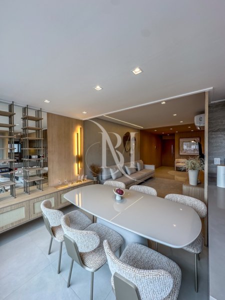 Apartamento à venda no Residencial Ascot, com 87,21 m², 2 dormitórios sendo 2 suítes, finamente decorado e mobiliado, varanda gourmet e vista para a rua. Localizado no Canto do Forte, em Praia Grande, região valorizada e próxima a toda a infraestrutura essencial.