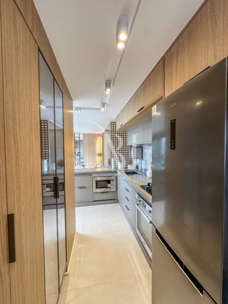 Apartamento à venda no Residencial Ascot, com 87,21 m², 2 dormitórios sendo 2 suítes, finamente decorado e mobiliado, varanda gourmet e vista para a rua. Localizado no Canto do Forte, em Praia Grande, região valorizada e próxima a toda a infraestrutura essencial.