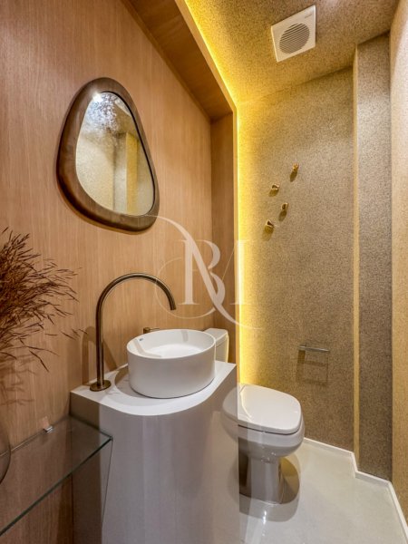 Apartamento à venda no Residencial Ascot, com 87,21 m², 2 dormitórios sendo 2 suítes, finamente decorado e mobiliado, varanda gourmet e vista para a rua. Localizado no Canto do Forte, em Praia Grande, região valorizada e próxima a toda a infraestrutura essencial.