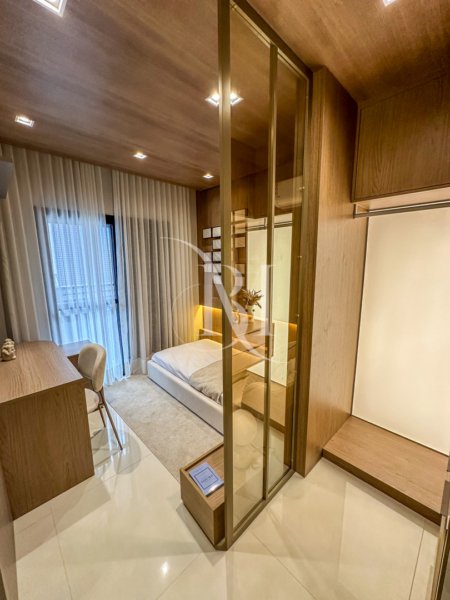 Apartamento à venda no Residencial Ascot, com 87,21 m², 2 dormitórios sendo 2 suítes, finamente decorado e mobiliado, varanda gourmet e vista para a rua. Localizado no Canto do Forte, em Praia Grande, região valorizada e próxima a toda a infraestrutura essencial.