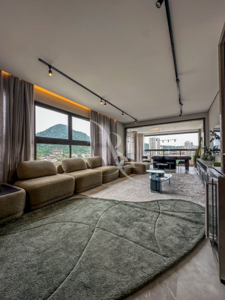 Maison Coralon Residence no Canto do Forte: apartamentos mobiliados com 2 ou 3 suítes, alto padrão, acabamento premium e lazer completo. Veja plantas, fotos e condições especiais.