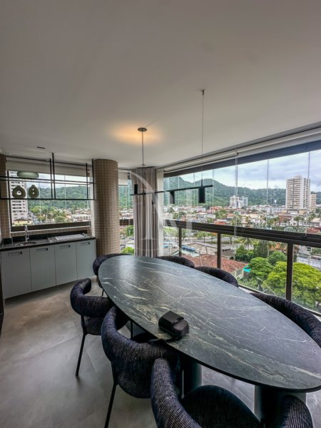 Maison Coralon Residence no Canto do Forte: apartamentos mobiliados com 2 ou 3 suítes, alto padrão, acabamento premium e lazer completo. Veja plantas, fotos e condições especiais.