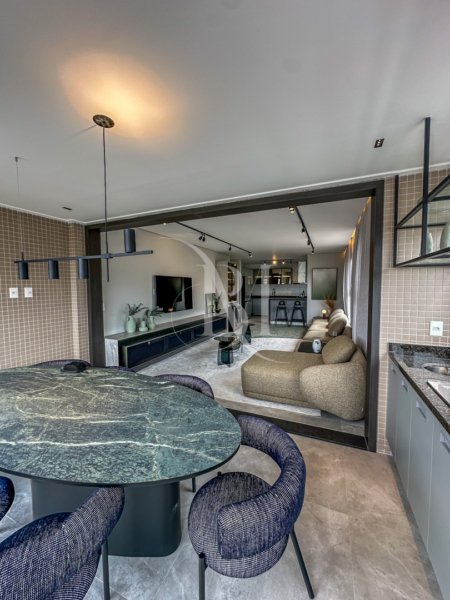 Maison Coralon Residence no Canto do Forte: apartamentos mobiliados com 2 ou 3 suítes, alto padrão, acabamento premium e lazer completo. Veja plantas, fotos e condições especiais.