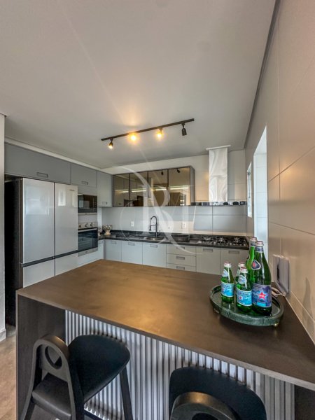 Maison Coralon Residence no Canto do Forte: apartamentos mobiliados com 2 ou 3 suítes, alto padrão, acabamento premium e lazer completo. Veja plantas, fotos e condições especiais.